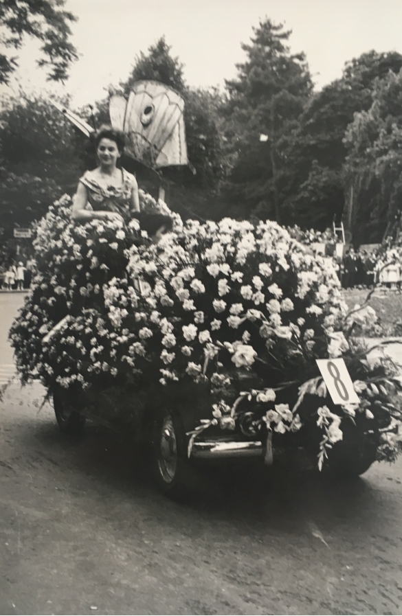 1955 Corso di Fiori - Collezione BIblioteca G.D.Romagnosi: Giugno 1955 - L'attrice Brunella Bovo ssfila sull'autovettura Fantasia di Primavera n. 8, presentata dall'Azienda Termale di Tabiano