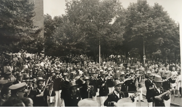 1955 Corso di Fiori - Collezione BIblioteca G.D.Romagnosi: Giugno 1955 - Una banda musicale ospite alla manifestazione, intrattiene il pubblico