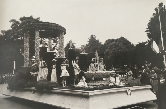 1955 Corso di Fiori - Collezione BIblioteca G.D.Romagnosi: Giugno 1955 - n. 33 Piccolo Olimpo, carro medio della Famiglia Salsese