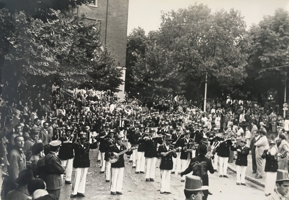1955 Corso di Fiori - Collezione BIblioteca G.D.Romagnosi: Giugno 1955 - Banda musicale in piazza del Popolo