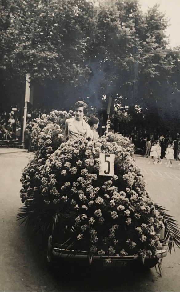 1955 Corso di Fiori - Collezione BIblioteca G.D.Romagnosi: Giugno 1955 - n. 5 Salsomaggiore Fiorita, autovettura dell'Associazione Commercianti di Salsomaggiore