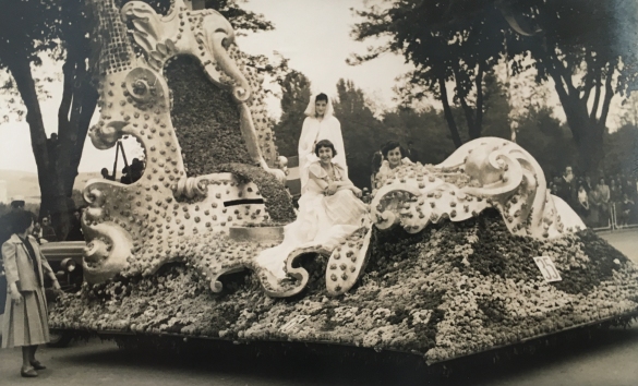 1955 Corso di Fiori - Collezione BIblioteca G.D.Romagnosi: Giugno 1955 - Fanciulle sul carro n. 35 Eterna Giovinezza dell'Organismo (carro grande fuoti concorso delle Terme Demaniali di Salsomaggiore)