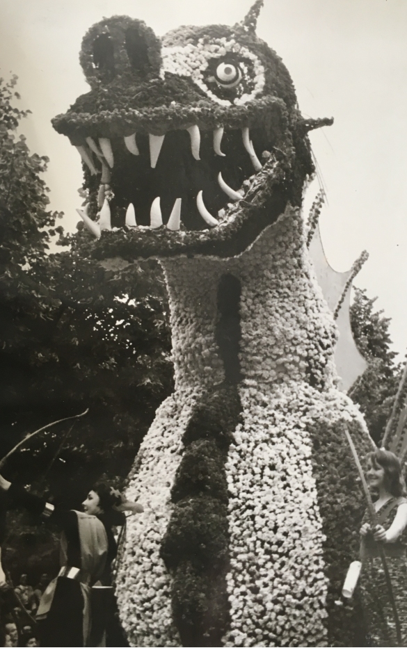 1955 Corso di Fiori - Collezione BIblioteca G.D.Romagnosi: Giugno 1955 - Particolare del carro n. 37 Caccia Grossa