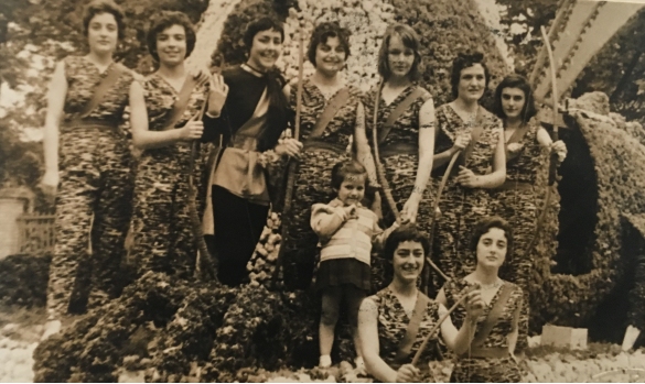 1955 Corso di Fiori - Collezione BIblioteca G.D.Romagnosi: Giugno 1955 - Un gruppo di persone sfila sul carro floreale
