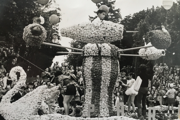 1955 Corso di Fiori - Collezione BIblioteca G.D.Romagnosi: Giugno 1955 - Particolare del carro gigante n. 42  Luna Park