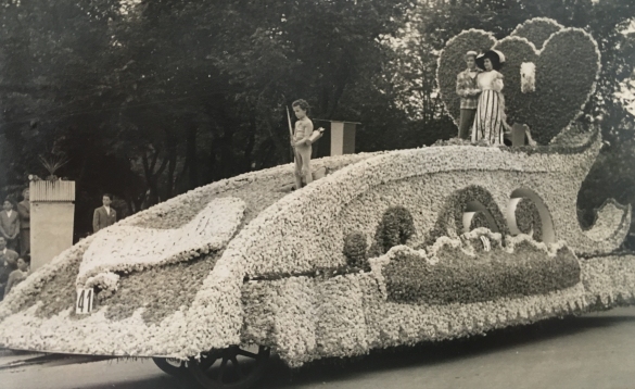 1955 Corso di Fiori - Collezione BIblioteca G.D.Romagnosi: Giugno 1955 - n. 41 Ti Amo, carro gigante su progetto di Carlo Gnesi