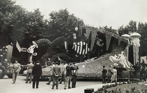 1955 Corso di Fiori - Collezione BIblioteca G.D.Romagnosi: Giugno 1955 - Carri in sfilata per le vie cittadine