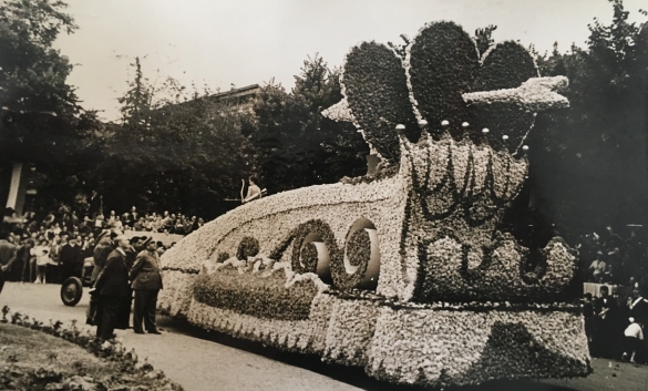 1955 Corso di Fiori - Collezione BIblioteca G.D.Romagnosi: Giugno 1955 - Carri in sfilata per le vie cittadine
