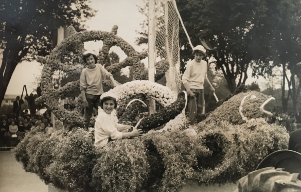 1955 Corso di Fiori - Collezione BIblioteca G.D.Romagnosi: Giugno 1955 - Bimbi sul carro n. 18 Fantasia Marinara