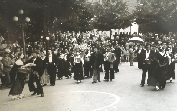 1955 Corso di Fiori - Collezione BIblioteca G.D.Romagnosi: iugno 1955 - Guppo folkloristico si esibisce nelle strade gremite di folla
