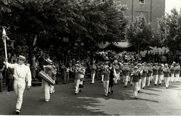 1956 Corso di Fiori - Collezione BIblioteca G.D.Romagnosi: Giugno 1956 - La banda di Salsomaggiore partecipa al Corso dei Fiori: n. 1 Gruppo Autonomo di Salsomaggiore, 40 elementi diretti dal Maestro Guido Fusi