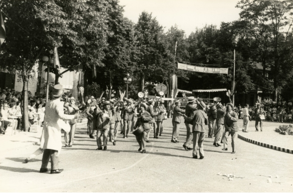 1958 Corso di Fiori - Collezione BIblioteca G.D.Romagnosi: Giugno 1958 - La banda di Salsomaggiore partecipa al Corso dei Fiori: n. 1 Gruppo Bandistico Caratteristico  di Salsomaggiore, che presenta il motivo Domenica è sempre domenica, 50 elementi diretti dal Maestro Guido Fusi