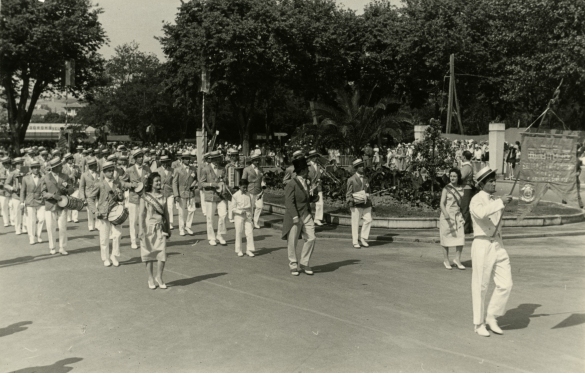 1958 Corso di Fiori - Collezione BIblioteca G.D.Romagnosi: Giugno 1958 - La banda di Salsomaggiore sfila per le vie cittadina al Corso dei Fiori