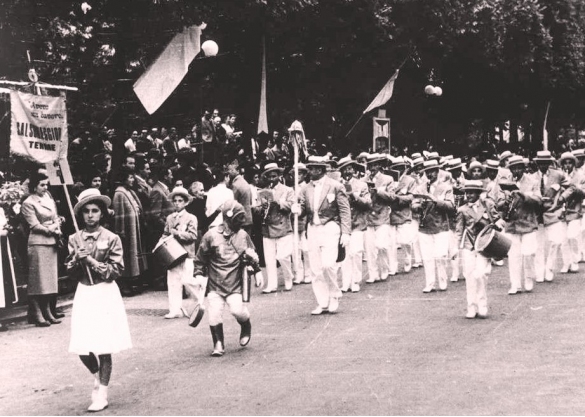 1954 Corso di Fiori - Collezione BIblioteca G.D.Romagnosi: Giugno 1954 - Corso dei Fiori, n. 1 Fanfara Aveva un Bavero di Salsomaggiore, gruppo bandistico diretto dal Maestro Guido Fusi