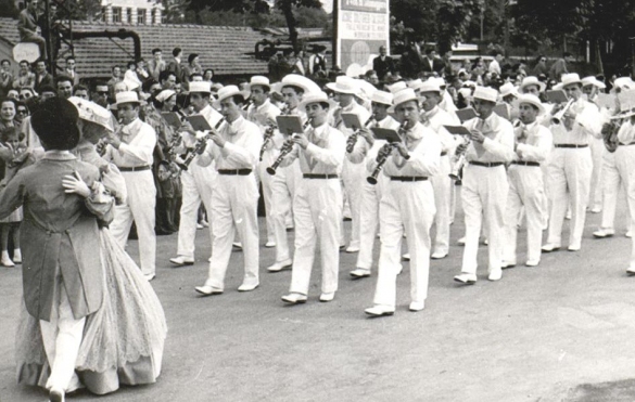 1955 Corso di Fiori - Collezione BIblioteca G.D.Romagnosi: Giugno 1955 _ La banda di Salsomaggiore con Ciustrén e la sua ballerina
