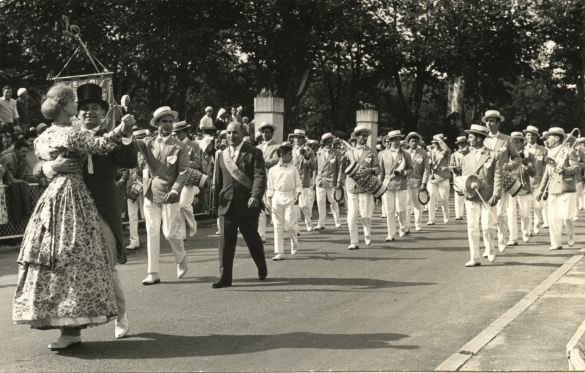 1959 Corso di Fiori - Collezione BIblioteca G.D.Romagnosi: Giugno 1959 - n. 1 Gruppo Bandistico Caratteristico di Salsomaggiore,50 elementi con Ciustrèn e la sua ballerina, direttore Maestro Guido Fusi