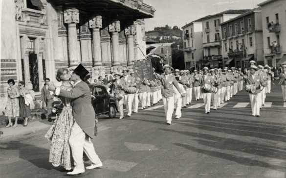 1959 Corso di Fiori - Collezione BIblioteca G.D.Romagnosi: Giugno 1959 - n. 1 Gruppo Bandistico Caratteristico di Salsomaggiore,50 elementi con Ciustrèn e la sua ballerina, direttore Maestro Guido Fusi