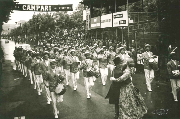 1959 Giro d'Italia, 42 eizione - Collezione BIblioteca G.D.Romagnosi: 17 mggio 1959 - La banda di Salsomaggiore con Ciustren e la sua ballerina, allietano il pubblico prima dell'arrivo dei ciclisti