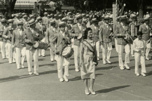 1958 Corso di Fiori - Collezione BIblioteca G.D.Romagnosi: Giugno 1958 - La banda di Salsomaggiore sfila per le vie cittadina con Miss Salsomaggiore
