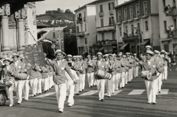 1959 Corso di Fiori - Collezione BIblioteca G.D.Romagnosi: Giugno 1959 - Il Gruppo Bandistico di Salsomaggiore sfila al Corso dei Fiori