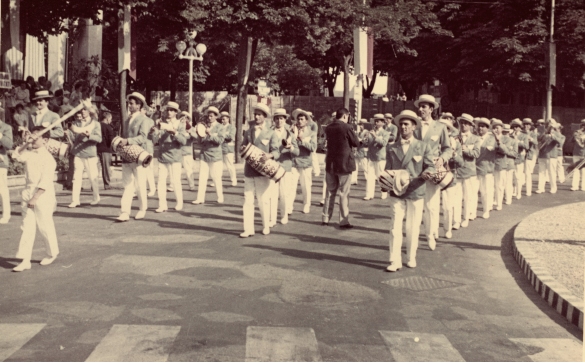 1959 Corso di Fiori - Collezione BIblioteca G.D.Romagnosi: Giugno 1959 - La banda di Salsomaggiore sfila per le vie della città