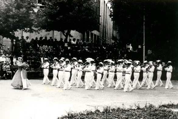 1955 - Corso dei Fiori: Giugno 1955 - La banda musicale di Salsomaggiore sfila con davanti Ciustrén e la sua ballerina