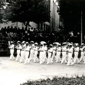 1955 - Corso dei Fiori: Giugno 1955 - La banda musicale di Salsomaggiore sfila con davanti Ciustrén e la sua ballerina