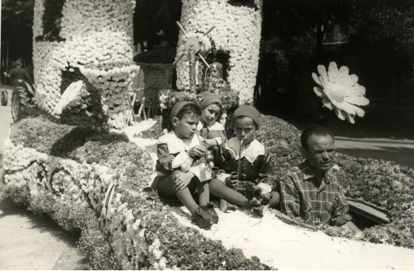 1958 Corso di Fiori - Collezione BIblioteca G.D.Romagnosi: Giugno 1958 - Bimbi sopra un carro
