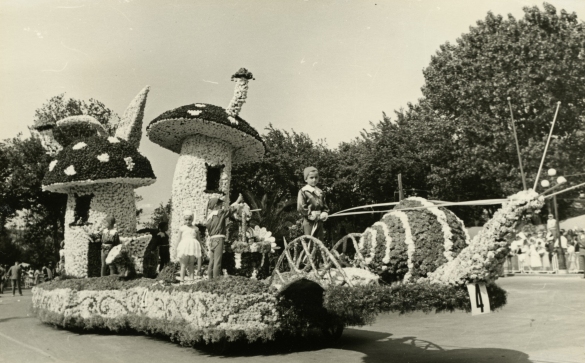 1958 Corso di Fiori - Collezione BIblioteca G.D.Romagnosi: Giugno 1958 - Carro n. 4 (carro grande) La Città degli Gnomi