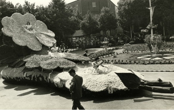 1958 Corso di Fiori - Collezione BIblioteca G.D.Romagnosi: Giugno 1958 - Carro n. 5 Fiore tra i Fiori (categoria gigante)