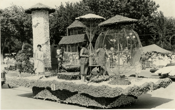 1958 Corso di Fiori - Collezione BIblioteca G.D.Romagnosi: Giugno 1958 - Carro n. 9 Cocoritopoli (categoria medio)