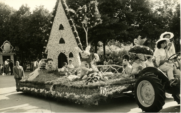 1958 Corso di Fiori - Collezione BIblioteca G.D.Romagnosi: Giugno 1958 - Carro n. 15Nel Paese delle Meraviglie (carro medio)