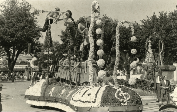 1958 Corso di Fiori - Collezione BIblioteca G.D.Romagnosi: Giugno 1958 - Carro floreale in sfilata