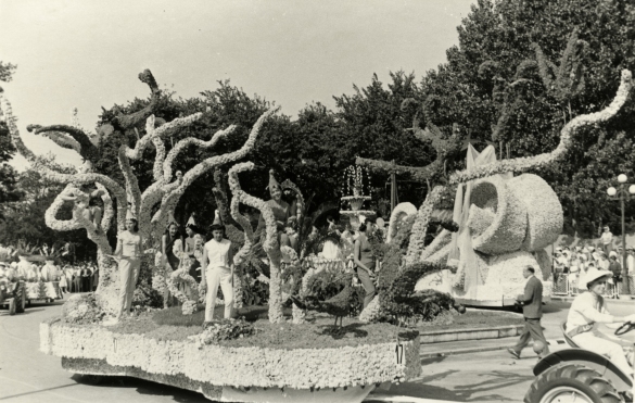 1958 Corso di Fiori - Collezione BIblioteca G.D.Romagnosi: Giugno 1958 - Carro n. 17 Uccelli Lira (categoria grandi)