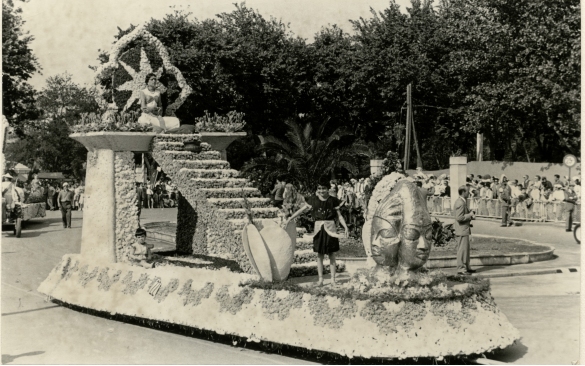 1958 Corso di Fiori - Collezione BIblioteca G.D.Romagnosi: Giugno 1958 - Carro fiorito durante la sfilata