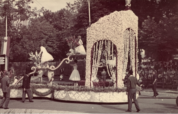 1959 Corso di Fiori - Collezione BIblioteca G.D.Romagnosi: Giugno 1959 - Un carro fiorito sfila per le vie cittadine