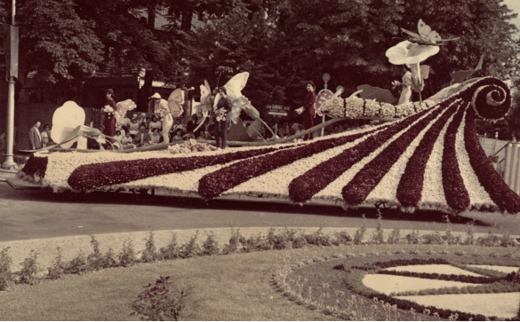 1959 Corso di Fiori - Collezione BIblioteca G.D.Romagnosi: Giugno 1959 - Carro n. 7 Florarpa (categoria medio)