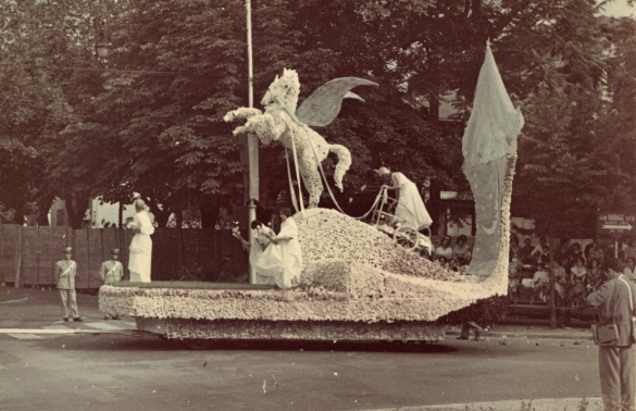 1959 Corso di Fiori - Collezione BIblioteca G.D.Romagnosi: Giugno 1959 - Carro n.18 Luna Greca (categoria medio)