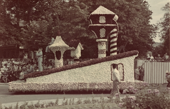 1959 Corso di Fiori - Collezione BIblioteca G.D.Romagnosi: Giugno 1959 - Carro n. 20 Serenata sui Tetti (categoria grande)