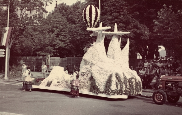 1959 Corso di Fiori - Collezione BIblioteca G.D.Romagnosi: Giugno 1959 - Carro n. 15 Mongolfiera (carro medio)