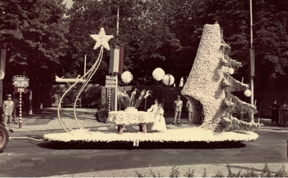 1959 Corso di Fiori - Collezione BIblioteca G.D.Romagnosi: Giugno 1959 - Carro n. 9 La Piccina dei Fiamiferi (carro medio)