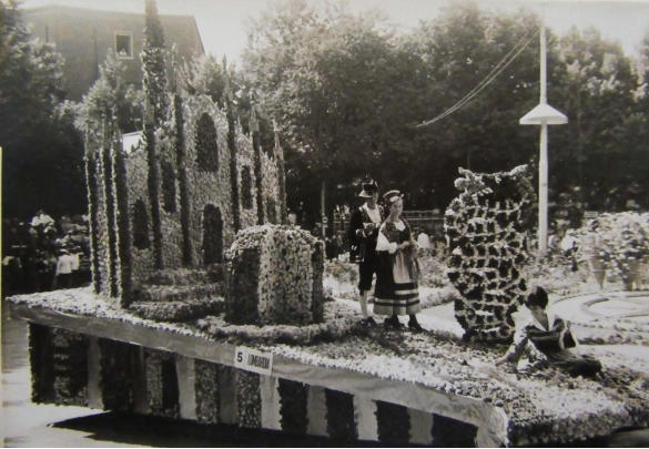 1960 Corso di Fiori - Collezione BIblioteca G.D.Romagnosi: 19 giugno 1960 - Carro n. 5 Lombardia, presentato da Giovanni Araldi e Licinio Savi - progetto di Vittorio Mangoni