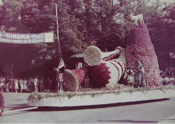 1960 Corso di Fiori - Collezione BIblioteca G.D.Romagnosi: 19 giugno 1960 - Carro n. 21 Basilicata - progetto di Vittorio Mangoni. Sullo sfondo lo striscione che pubblicizza il Concorso Nazionale di Miss Cinema