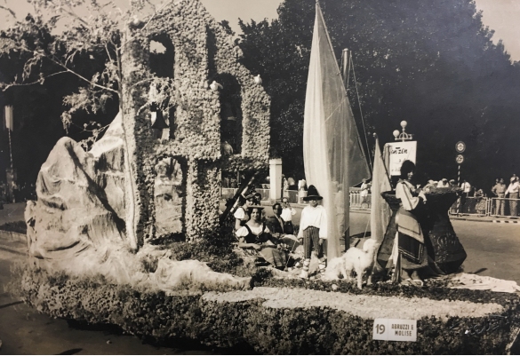 1960 Corso di Fiori - Collezione BIblioteca G.D.Romagnosi: 19 giugno 1960 - Carro n. 19 Abruzzi e Molise