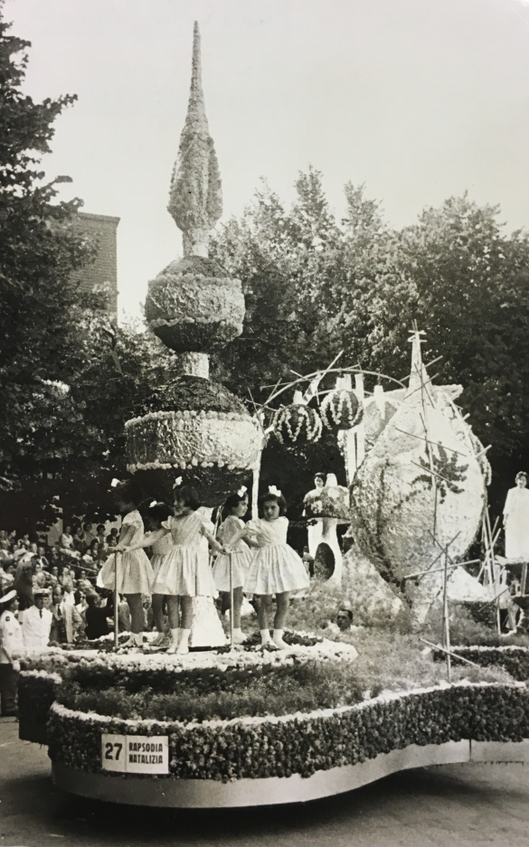 1960 Corso di Fiori - Collezione BIblioteca G.D.Romagnosi: 19 giugno 1960 - Carro n. 27 Rapsodia Natalizia, presentato da Oreste Galli per il gruppo CRAL Terme Tommasini