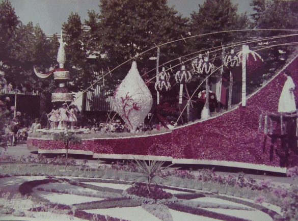 1960 Corso di Fiori - Collezione BIblioteca G.D.Romagnosi: 19 giugno 1960 - Particolare del carro n. 27 Rapsodia Natalizia