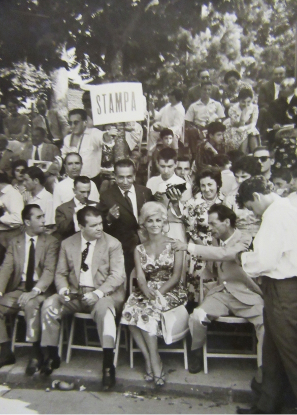 1960 Corso di Fiori - Collezione BIblioteca G.D.Romagnosi: 19 giugno 1960 - L'attrice italiana Scilla Gabel, posa con i giornalistipresenti alla manifestazione