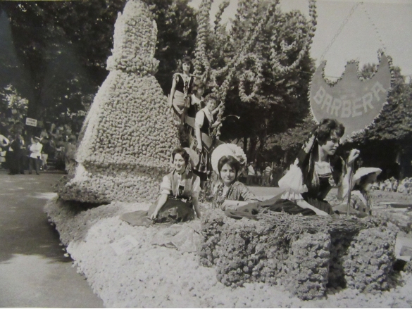 1960 Corso di Fiori - Collezione BIblioteca G.D.Romagnosi: 19 giugno 1960 - Fanciulle sul carro n. 3 Piemonte