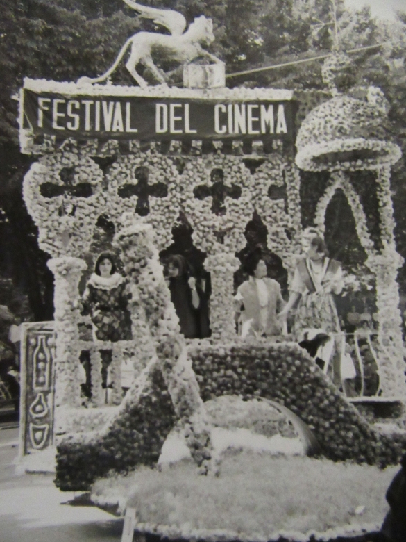 1960 Corso di Fiori - Collezione BIblioteca G.D.Romagnosi: 19 giugno 1960 - Particolare del carro rappresentante la regione Veneto con Festival del Cinema