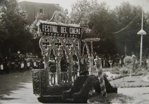 1960 Corso di Fiori - Collezione BIblioteca G.D.Romagnosi: 19 giugno 1960 - Carro n. 8 Veneto con Festival del Cinema